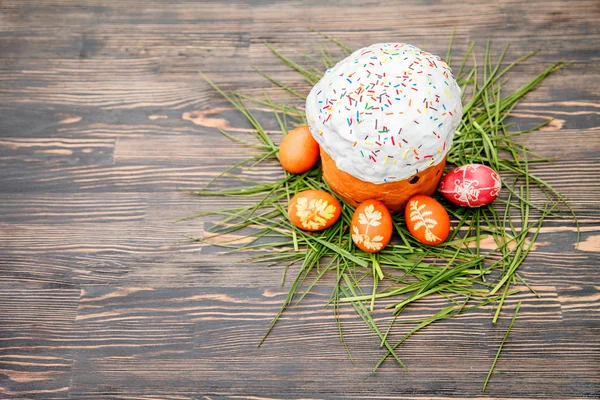 Bolo de Páscoa e ovos coloridos — Fotografia de Stock