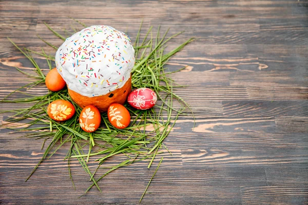 Bolo de Páscoa e ovos coloridos — Fotografia de Stock