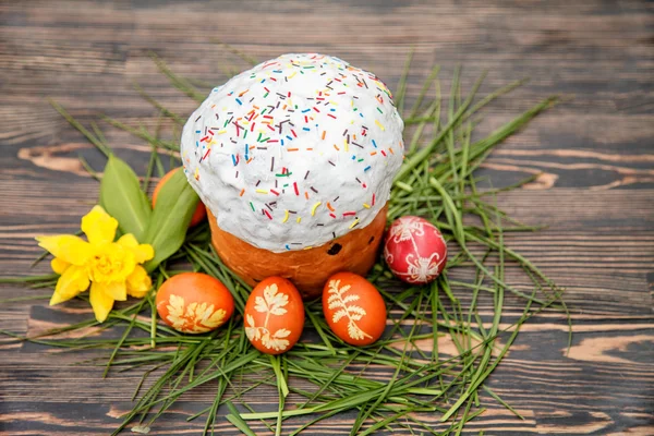 Wielkanocne ciasto i kolorowych jaj — Zdjęcie stockowe
