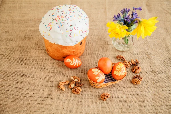 Pastel de Pascua y huevos de colores —  Fotos de Stock