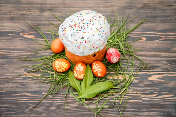 Pastel de Pascua y huevos de colores —  Fotos de Stock