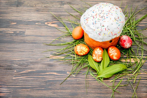Wielkanocne ciasto i kolorowych jaj — Zdjęcie stockowe