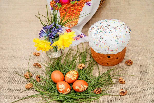 Пасхальний торт і кольорові яйця — стокове фото