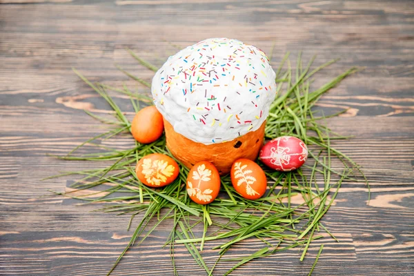 Bolo de Páscoa e ovos coloridos — Fotografia de Stock