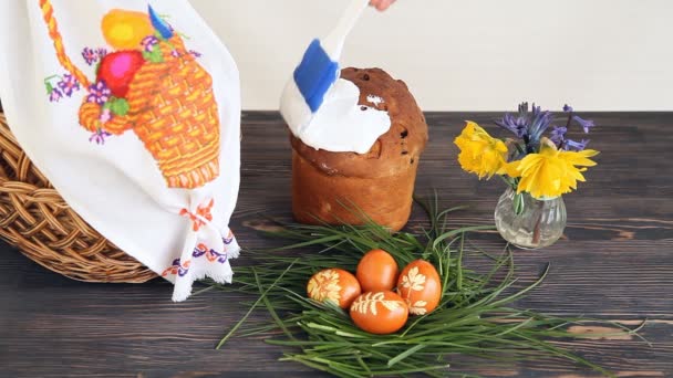 Pastel de Pascua y huevos de colores — Vídeos de Stock