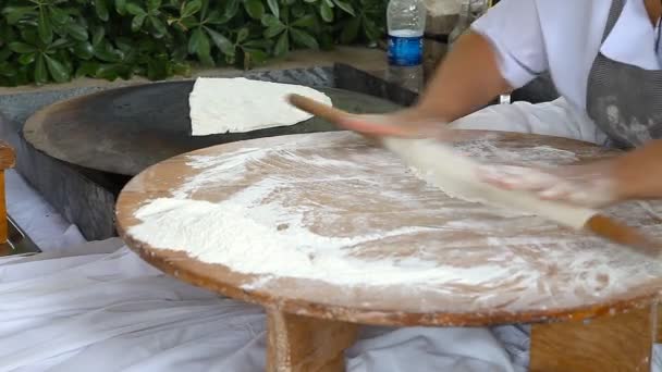 Mujer preparando comida tradicional, gozleme . — Vídeos de Stock