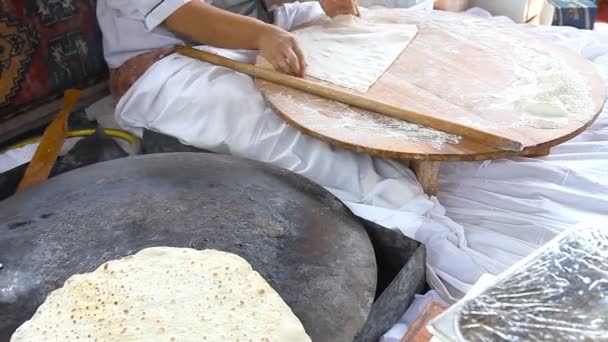 Mulher preparando comida tradicional, gozleme . — Vídeo de Stock