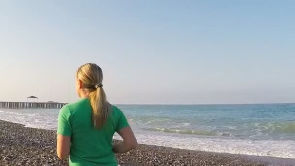 Mulher correndo na praia, câmera lenta — Vídeo de Stock
