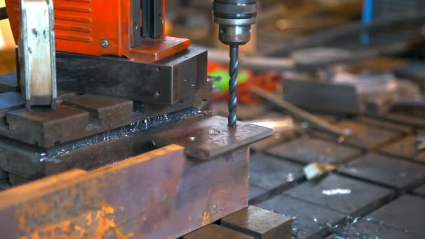 Primo piano di perforazione dei metalli in officina metallica — Video Stock
