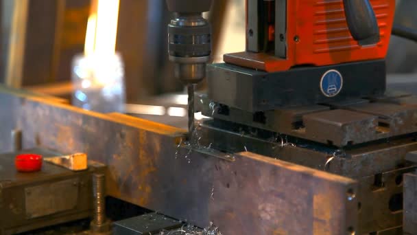 Primer plano de perforación de metal en taller de metal — Vídeo de stock