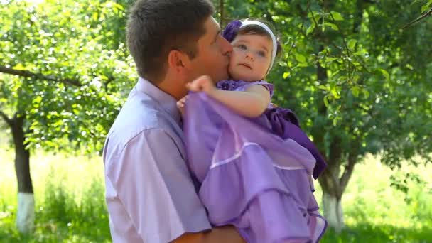 Papá feliz divirtiéndose al aire libre en el parque de primavera — Vídeos de Stock