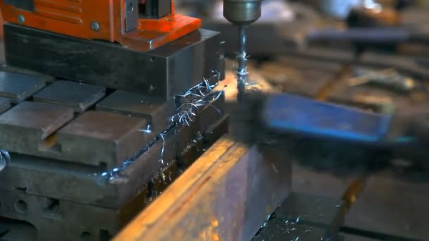 Metal boren close-up in metalen workshop — Stockvideo