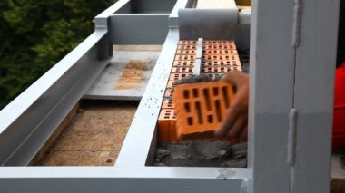 Oluşturucu tuğla bir inşaat sitesinde bırakır