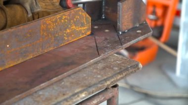 Bir fabrikada kaynak işçisi. Endüstriyel bir tesisi üzerinde kaynak.