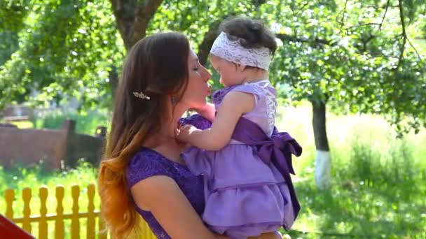 Feliz madre divirtiéndose al aire libre en parque de primavera — Vídeos de Stock