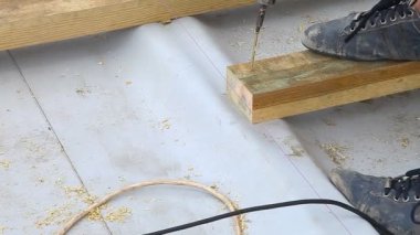 Bir ahşap tahta içine bir vida vidalama, yakın çekim