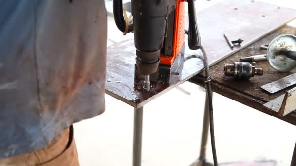 Primer plano de perforación de metal en taller de metal — Vídeos de Stock