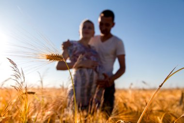 genç bir çift için bir bebek bekliyor.