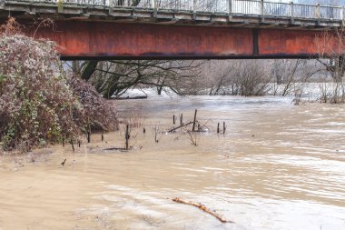 Nehir onun bankalar patlama