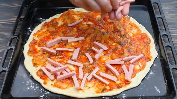 Σεφ χέρι κάνοντας ιταλική πίτσα. — Αρχείο Βίντεο