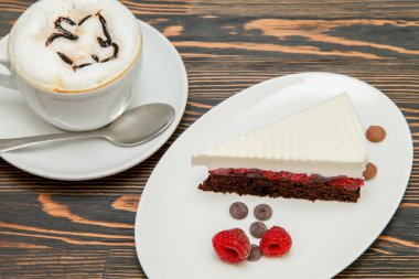 Kirazlı çikolatalı kek.