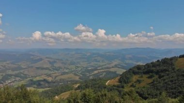 Dağlık bir bölgedeki bir insansız hava aracının hava fotoğrafçılığı.