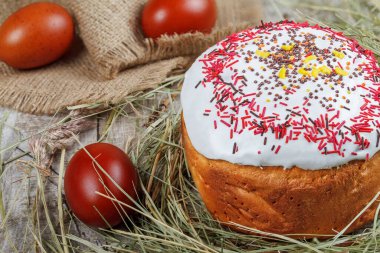 Hafif arka planda neşeli Paskalya pastası