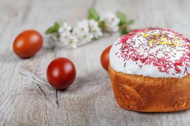 Hafif arka planda neşeli Paskalya pastası