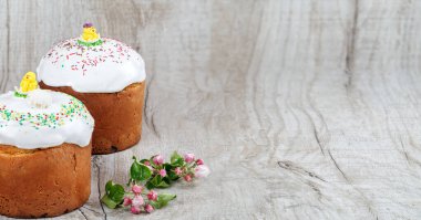 Hafif arka planda neşeli Paskalya pastası