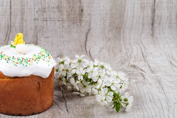 Праздничный пасхальный торт на светлом фоне — стоковое фото