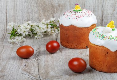 Açık arkaplanlı bayram paskalya pastası, çok renkli cereyanlarla süslenmiş. Paskalya yumurtalarını Paskalya 'nın bir özelliği olarak boyadım. Yakın plan. Stüdyo ışıkları.