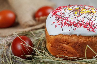 Açık arkaplanlı bayram paskalya pastası, çok renkli cereyanlarla süslenmiş. Paskalya yumurtalarını Paskalya 'nın bir özelliği olarak boyadım. Yakın plan. Stüdyo ışıkları.