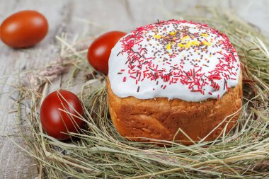 Hafif arka planda neşeli Paskalya pastası