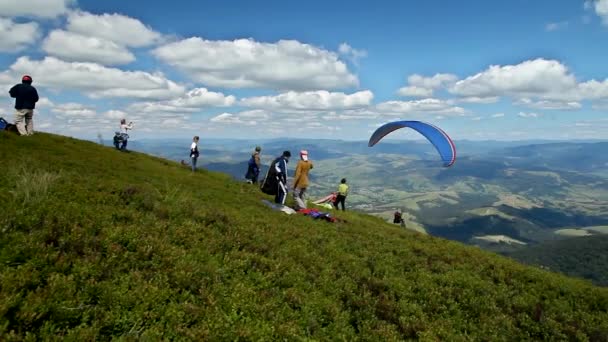 Ucrânia Pylypets Agosto 2020 Parapente Voos Sobre Picos Montanha Dos — Vídeo de Stock