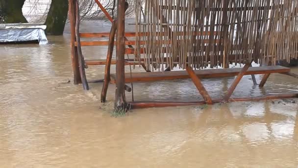 Rio estourar suas margens — Vídeo de Stock