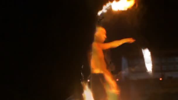 Egito, Sharm El Sheikh, 31 de janeiro, um show de fogo em um assentamento improvisado de beduínos . — Vídeo de Stock