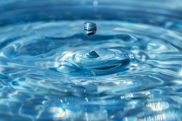 Голубая капля воды — стоковое фото