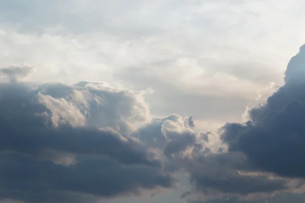 Тёмные облака, мягкий фокус — стоковое фото