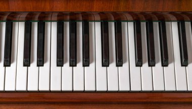 Klasik piyano tuşunun üst görünümü.