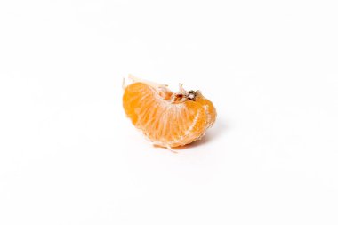 Beyaz arkaplanda izole edilmiş kötü küflü mandalina.