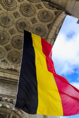 Belçika bayrağı altında zafer takı