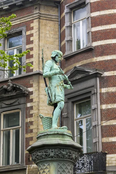 Statue des Kunsthandwerkers auf dem Zaun des Sablonparks — Stockfoto