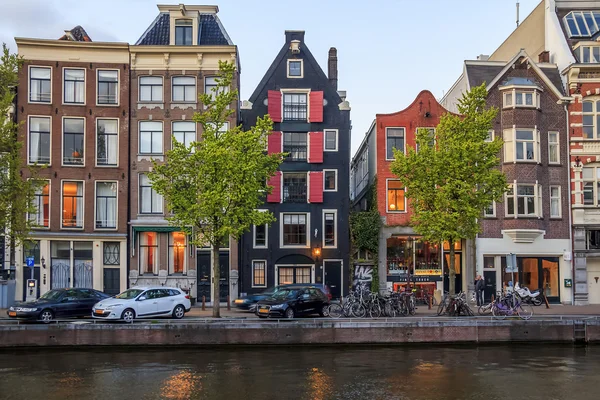 Stary budynek z Amsterdamu — Zdjęcie stockowe