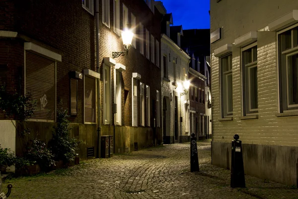 Gece sokak eski Maastricht — Stok fotoğraf