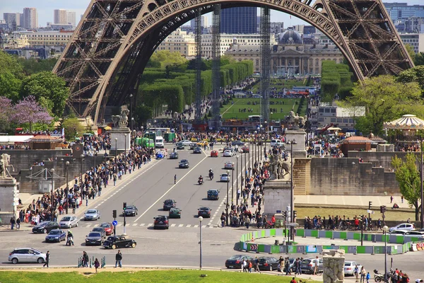 Il formicaio umano sotto la Torre Eiffel — Foto Stock