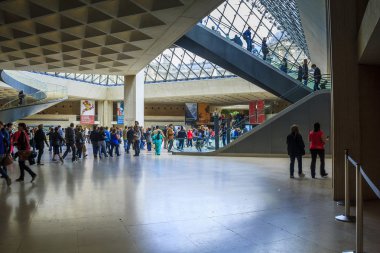 Louvre Keops Piramidi altında