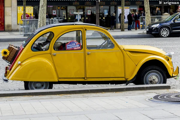 The old yellow Citroen 2CV — Stock Photo, Image