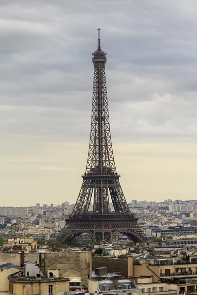 Эйфелева башня на закате — стоковое фото