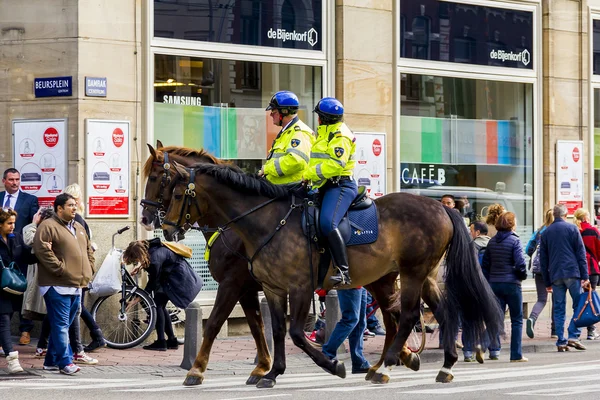 Berittene Polizei in Amsterdam — Stockfoto