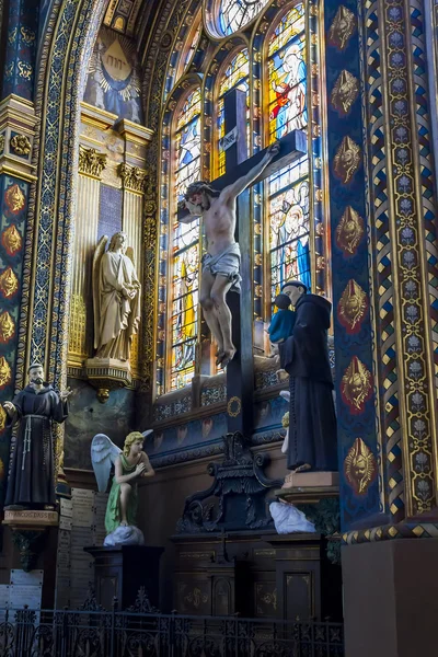 Korsfästelse och glasmålningar i kyrkan Saint-Eustache. — Stockfoto